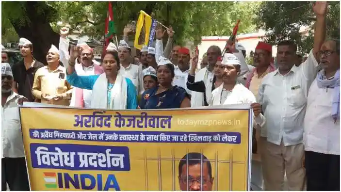 Mirzapur News Protest at DM office demanding release of Arvind Kejriwal