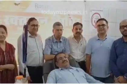 Mirzapur Rotary Club members donated blood