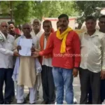 Mirzapur Villagers submitted a memorandum to DM to free the government Chak Road