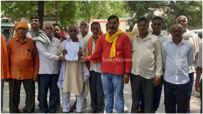 Mirzapur Villagers submitted a memorandum to DM to free the government Chak Road