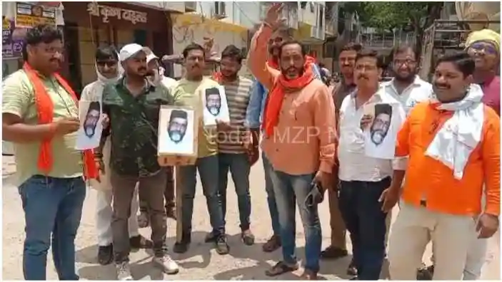 Mirzapur. Angry with the statement of Maulana Toqeer Raza Hindu Yuva Vahini staged a protest