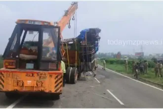 Muzaffarnagar Breaking A vehicle full of Kanwariyas going to Haridwar overturned