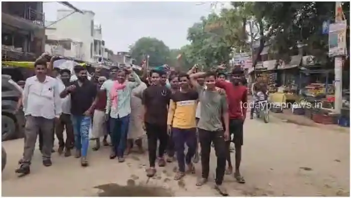 People troubled by power cuts in Jaunpur staged a protest