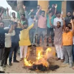 Sonbhadra Bhajyums burnt effigy over derogatory comments against Hindu religion