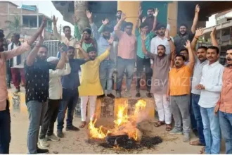 Sonbhadra Bhajyums burnt effigy over derogatory comments against Hindu religion