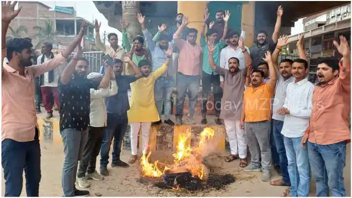 Sonbhadra Bhajyums burnt effigy over derogatory comments against Hindu religion