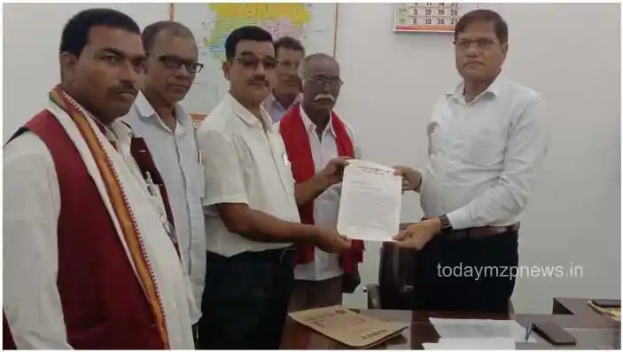 Sonbhadra CPI gave a memorandum to DM for resolving problems