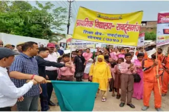 Sonbhadra DM flagged off the school chalo abhiyan