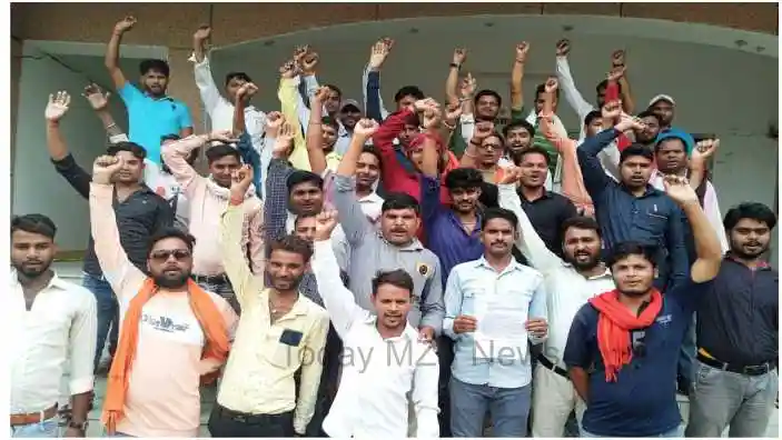 Sonbhadra Electricity department meter readers protested against not getting salary