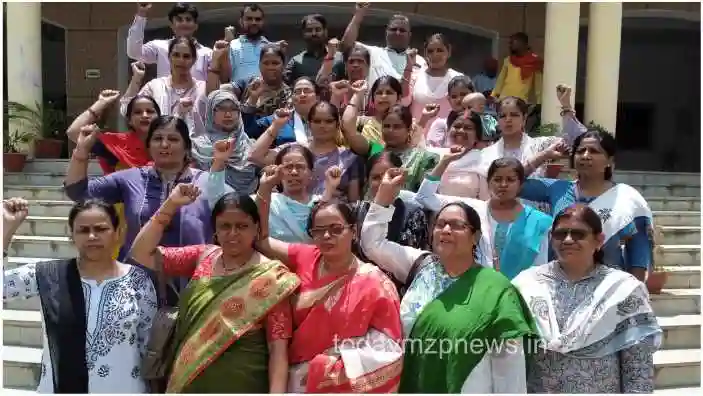 Sonbhadra Kasturba Vidyalaya teachers protest over online attendance