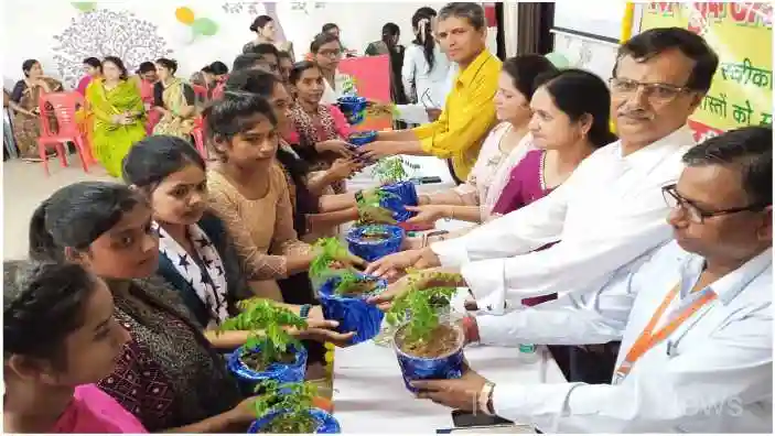 Sonbhadra News Students were welcomed with bouquets at the freshers party