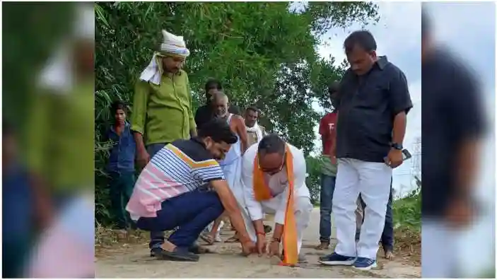 Sonbhadra On the complaint of the villagers, the MLA inspected the connecting road