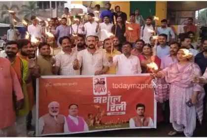 Sonbhadra Tribute was paid to the martyrs by taking out a candlelight procession