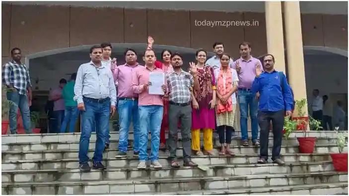 Sonbhadra news National Health Mission employees protested