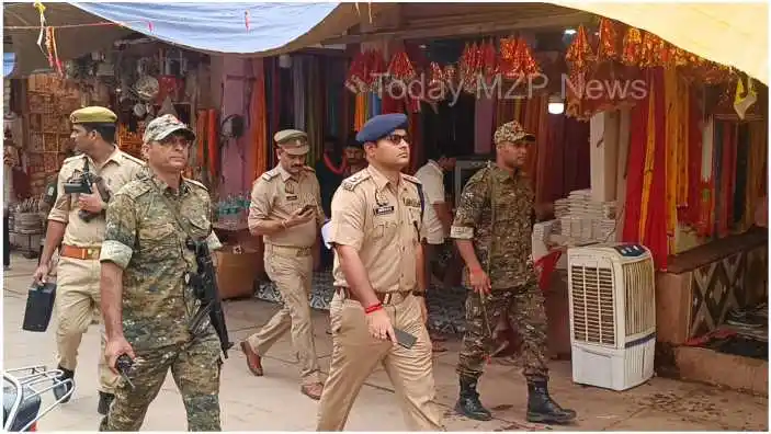 The Superintendent of Police arrived to take stock of the arrangements at the Vindhyavasini temple