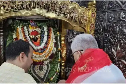 The state minister of the state Raja Mankeshwar Sharan Singh visited and worshipped Maa Vindhyavasini