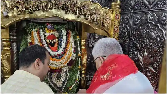 The state minister of the state Raja Mankeshwar Sharan Singh visited and worshipped Maa Vindhyavasini