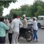 There was a fight between girlfriend and boyfriend on the road in Jaunpur