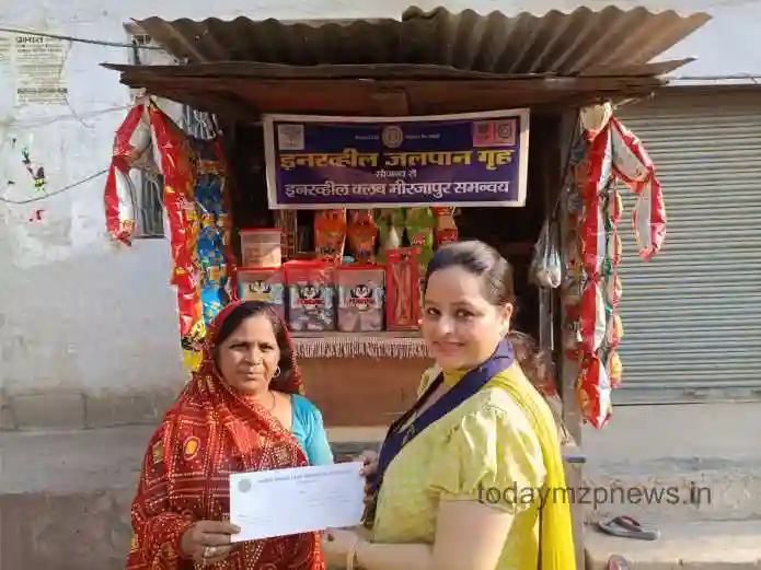 Umbrellas and slippers distributed among the needy by Inner Wheel Mirzapur Coordination 2