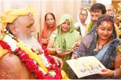 Varanasi Devotees gathered in large numbers to worship Guru in Dharma Sangh