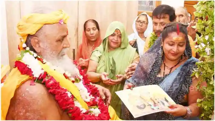 Varanasi Devotees gathered in large numbers to worship Guru in Dharma Sangh