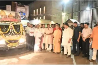 Varanasi IDBI Bank donated 05 vehicles to the temple which was inaugurated by CM Yogi