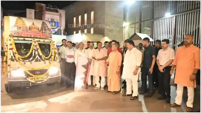 Varanasi IDBI Bank donated 05 vehicles to the temple which was inaugurated by CM Yogi