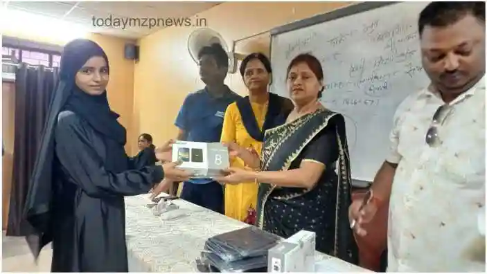 Varanasi Kashi Vidyapeeth Tablets distributed to students in Sociology Department