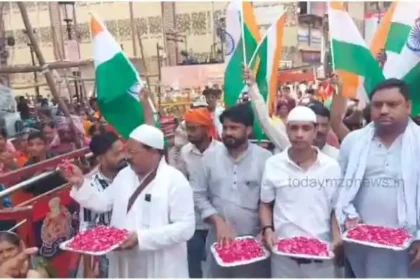 Varanasi Muslims showered flowers on Kanwadis gave the message of Ganga Jamuni Tehzeeb