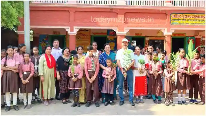 Varanasi Students planted trees and gave the message of environmental protection