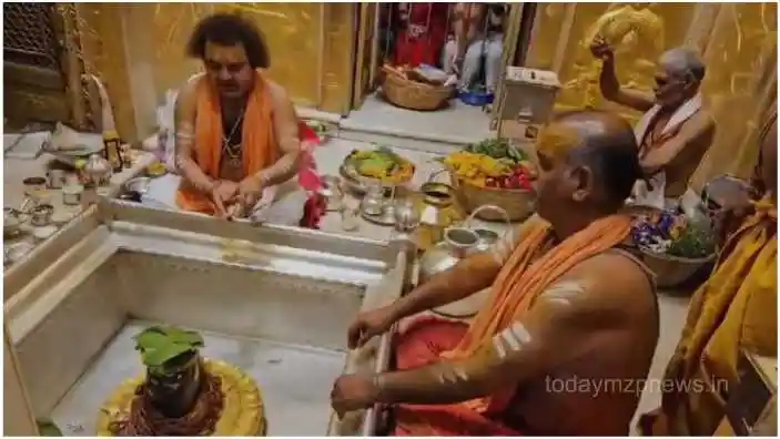 Video of Baba Vishwanath Mangala Aarti surfaced on the first day of Sawan Monday