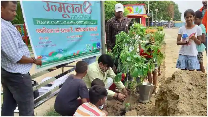 प्लास्टिक उन्मूलन महाअभियान में नपाध्यक्ष  ने पौधारोपण कर दिलाई शपथ