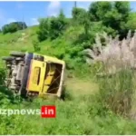 A school vehicle overturned in Bhadohi and a child got injured