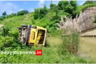 A school vehicle overturned in Bhadohi and a child got injured