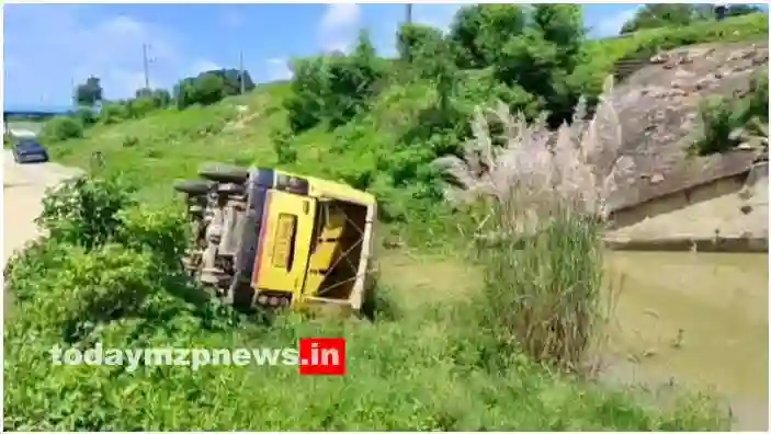 A school vehicle overturned in Bhadohi and a child got injured