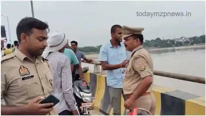 A young man jumped into the Ganges from Chunar Pucca Bridge