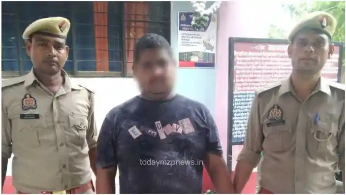 Bhadohi A cow smuggler with a reward of ten thousand rupees was caught by the police