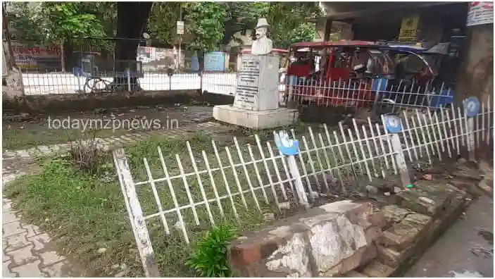 Bhagat Singh Park is in bad shape due to Mirzapur Municipality's negligence