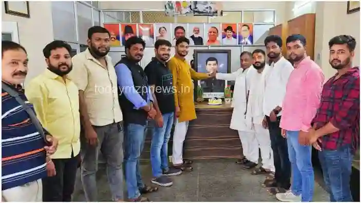 Cabinet Minister Ashish Patel birthday was celebrated at the district office of Apna Dal S