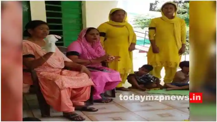 Chilh Mirzapur Anganwadi workers protested by wearing black bands