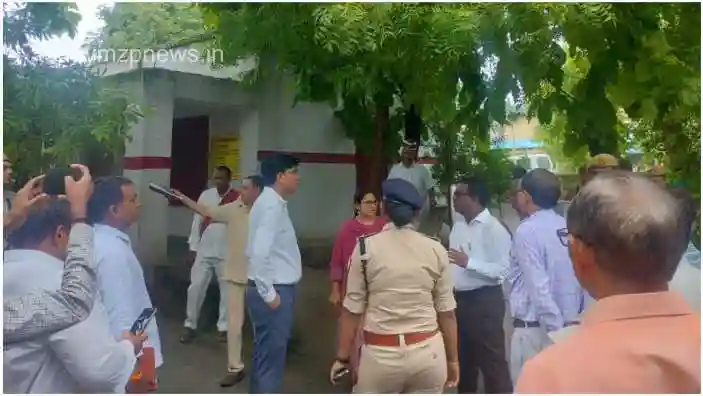 DM arrived in Mirzapur Kon block to take stock of the crops affected by floods