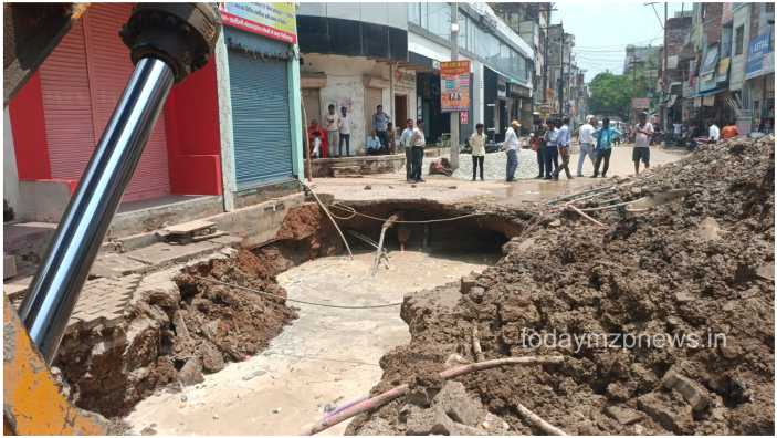 Danger looms over houses built on the banks of the river due to collapsed sewer in Mirzapur