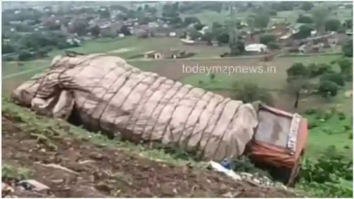 Drummond Ganj Mirzapur Truck overturned in the valley due to brake failure