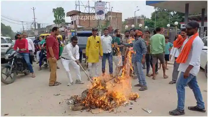 Effigy of Congress leader Salman Khurshid burnt in Mirzapur