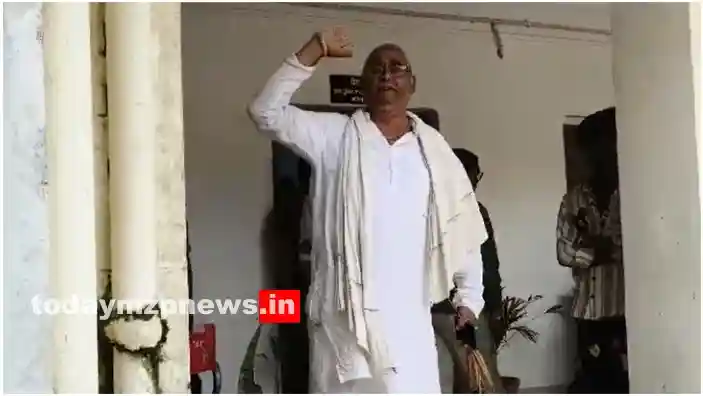 Jaunpur Burghug is wandering from door to door to get his wife's murderers arrested