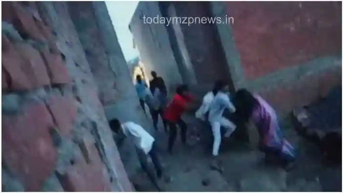 Jaunpur Miscreants attacked the family of a widow with sticks and bricks