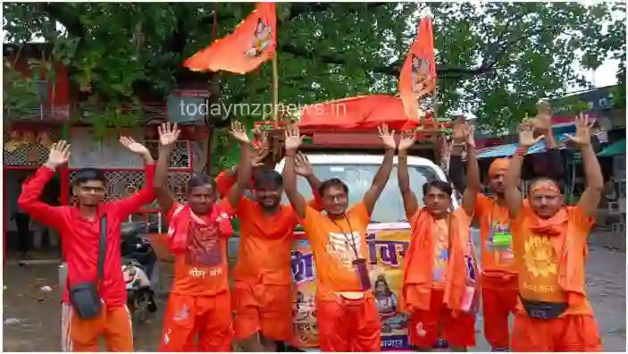 Kachhwa A group of Kanwarias left for Shivdwar to perform Jalabhishek