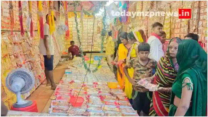 Kachhwa Huge crowd of women gathered on the eve of Rakshabandhan