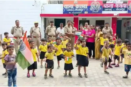 Kachhwa Little children said Jai Hind to the policemen