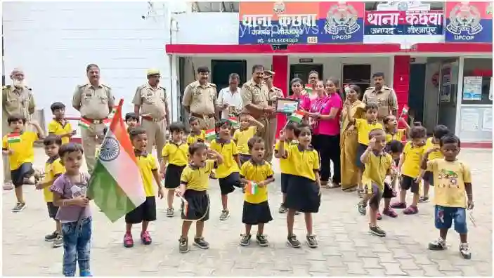 Kachhwa Little children said Jai Hind to the policemen